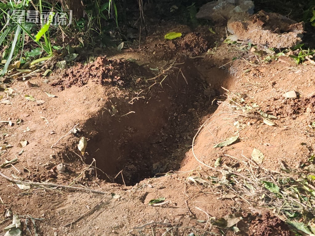 死者被埋屍大王爺廟對開山坡,再遭灌以水泥封頂。資料圖片 死者被埋屍大王爺廟對開山坡,再遭灌以水泥封頂。資料圖片