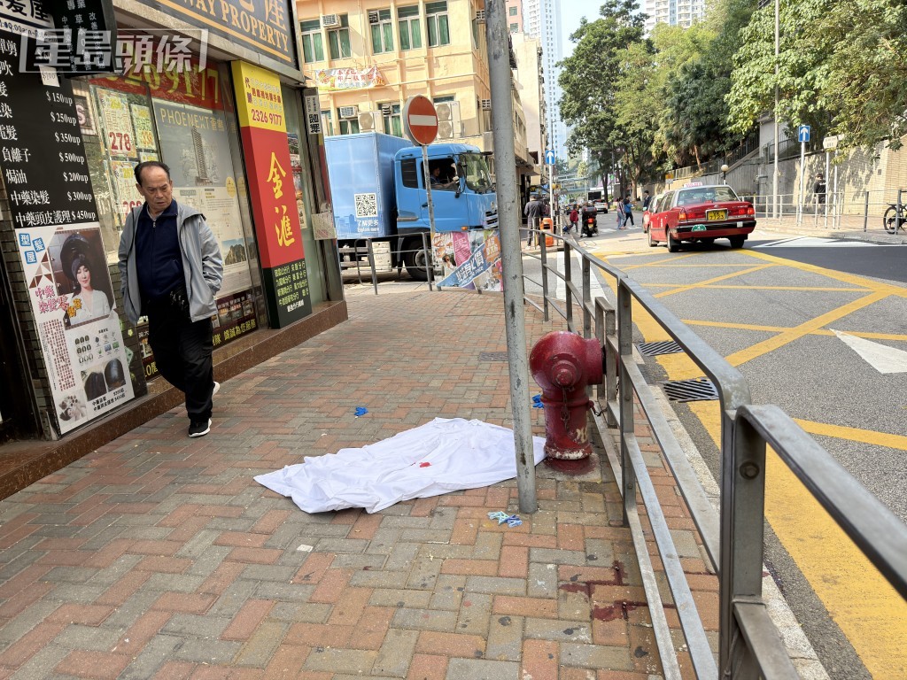 現場地上遺下一塊染血白布。梁國峰攝