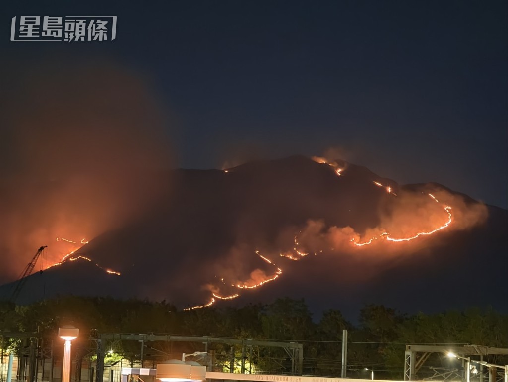 山火焚燒逾5小時仍未救熄。尹敬堂攝