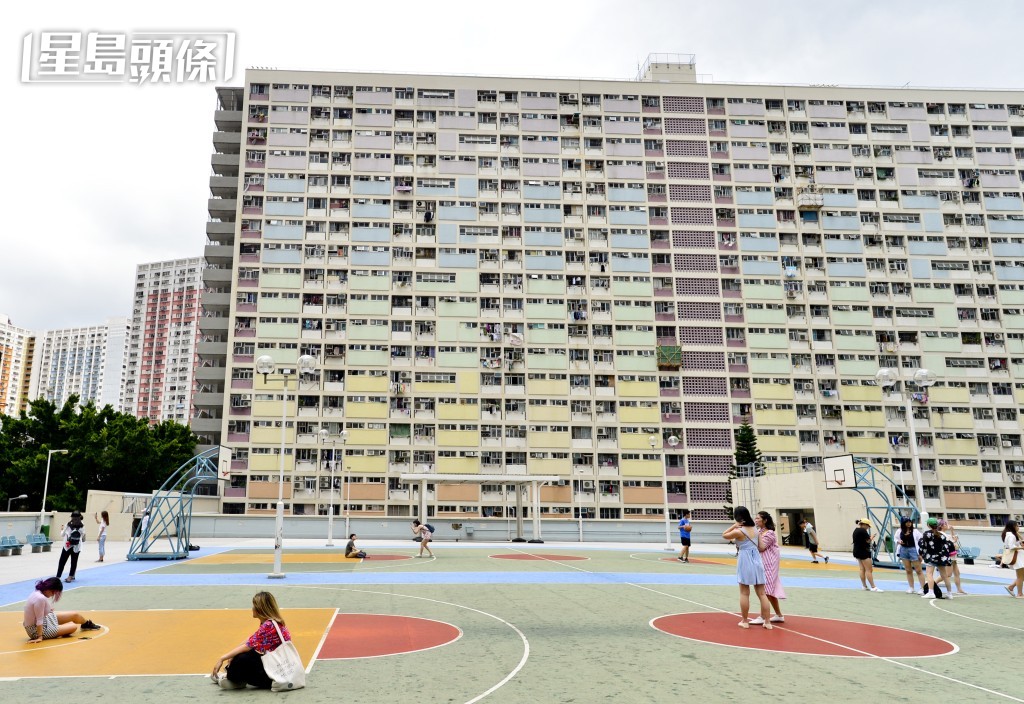 彩虹邨重建清拆及遷置建議方案今日(30)出爐,房委會建議7400個單位,將清拆和重建分三期進行。郭顯熙攝 彩虹邨重建清拆及遷置建議方案今日(30)出爐,房委會建議7400個單位,將清拆和重建分三期進行。郭顯熙攝