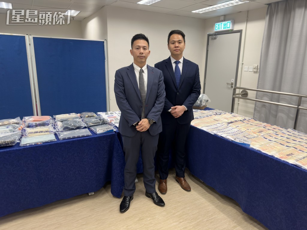 戴玉麟(左)及李家榮展示證物。梁國峰攝 戴玉麟(左)及李家榮展示證物。梁國峰攝