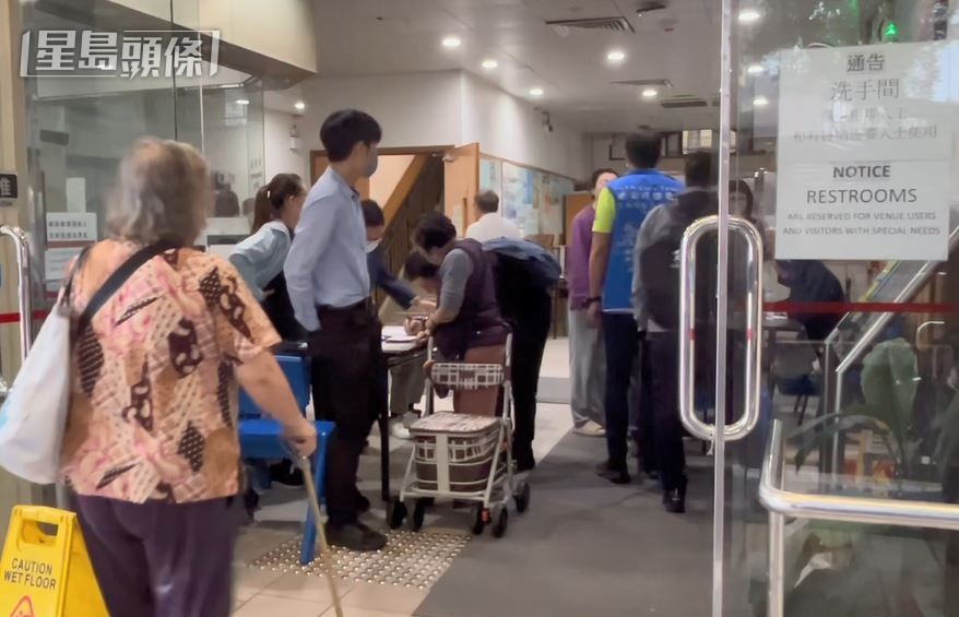 中心有过百名居民到来暂避。林思明摄