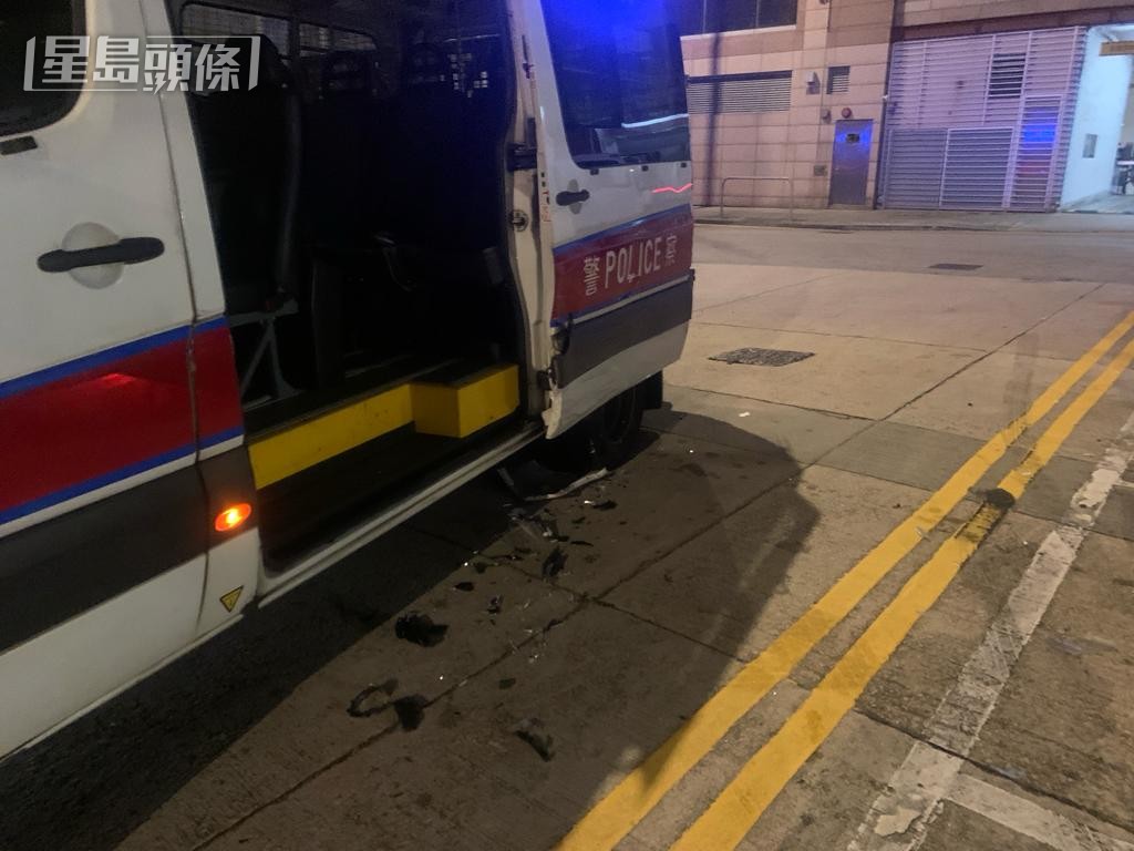 警車車門被撞毀。讀者提供