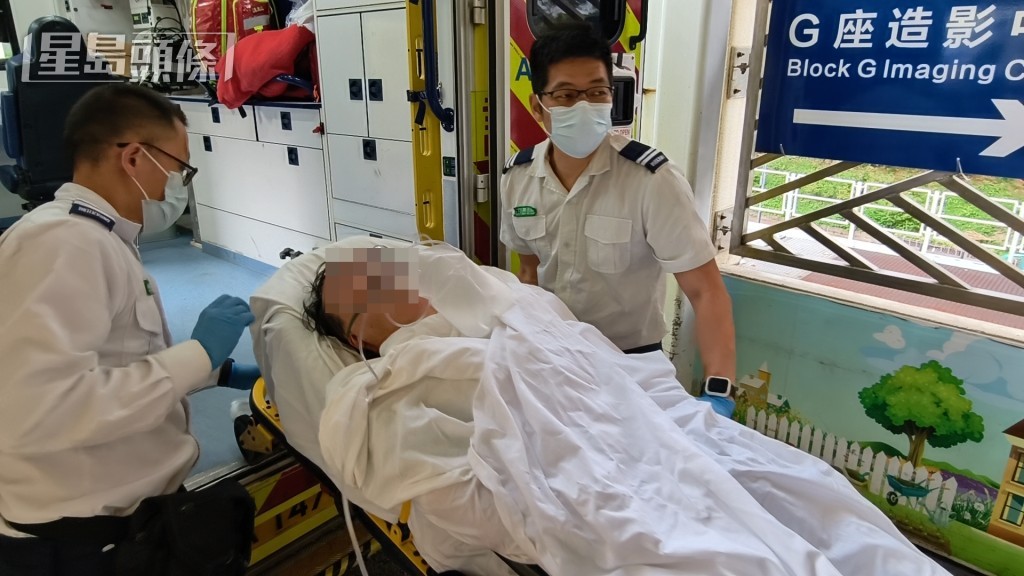 堕海男子获救送院时清醒。黄文威摄 堕海男子获救送院时清醒。黄文威摄