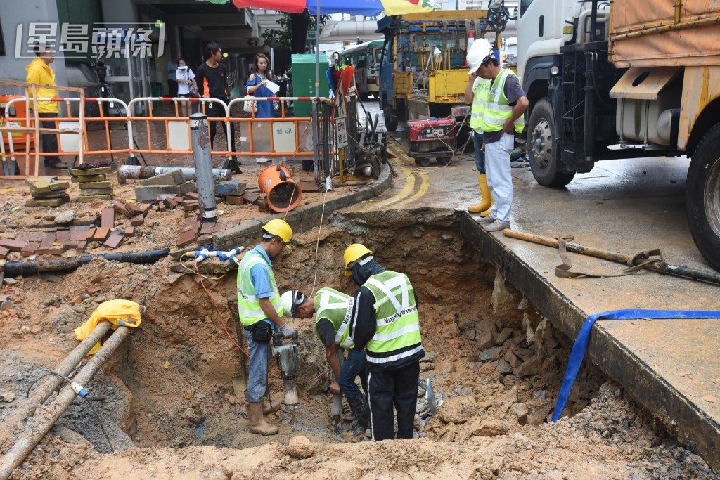 水務署推行「風險為本水管資產管理計劃」，截至去年共有約584公里水管納入計劃，當中約250公里已完成更換或修復。資料圖片