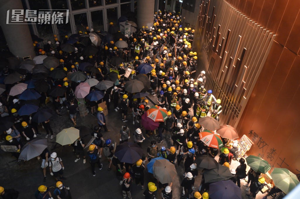 2019年7月1日大批示威者衝擊立法會大樓。資料圖片