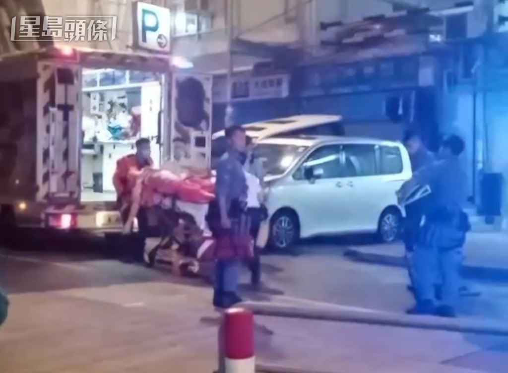 疑犯被送上救護車時一路由警員陪同。