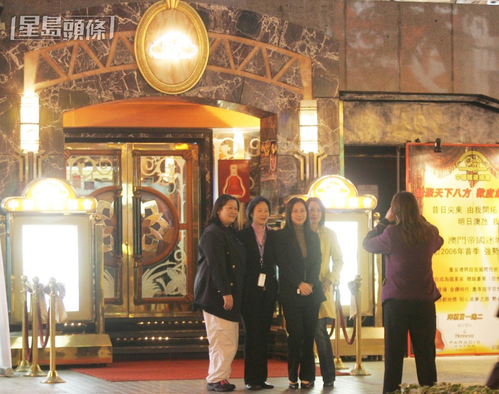 中國城在港經營的最後一夜,全場五十多間房間,以及於大舞池旁邊的多張散座的預約早於個多星期前已經爆滿,為紀念光榮引退的一刻,夜總會昨晚舉行「光榮引退之夜」。 中國城在港經營的最後一夜,全場五十多間房間,以及於大舞池旁邊的多張散座的預約早於個多星期前已經爆滿,為紀念光榮引退的一刻,夜總會昨晚舉行「光榮引退之夜」。