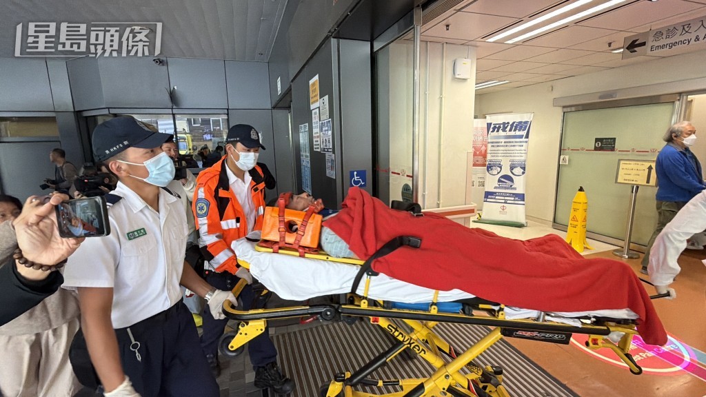 男工受傷,由救護車送院。梁國峰攝 男工受傷,由救護車送院。梁國峰攝