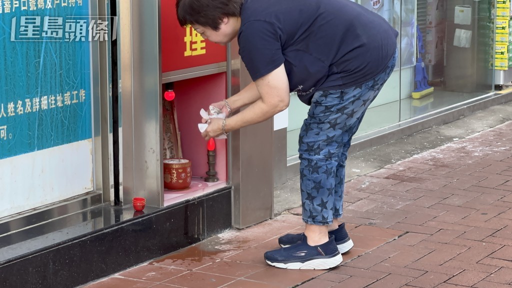 店舖職員事後拜神。 店舖職員事後拜神。