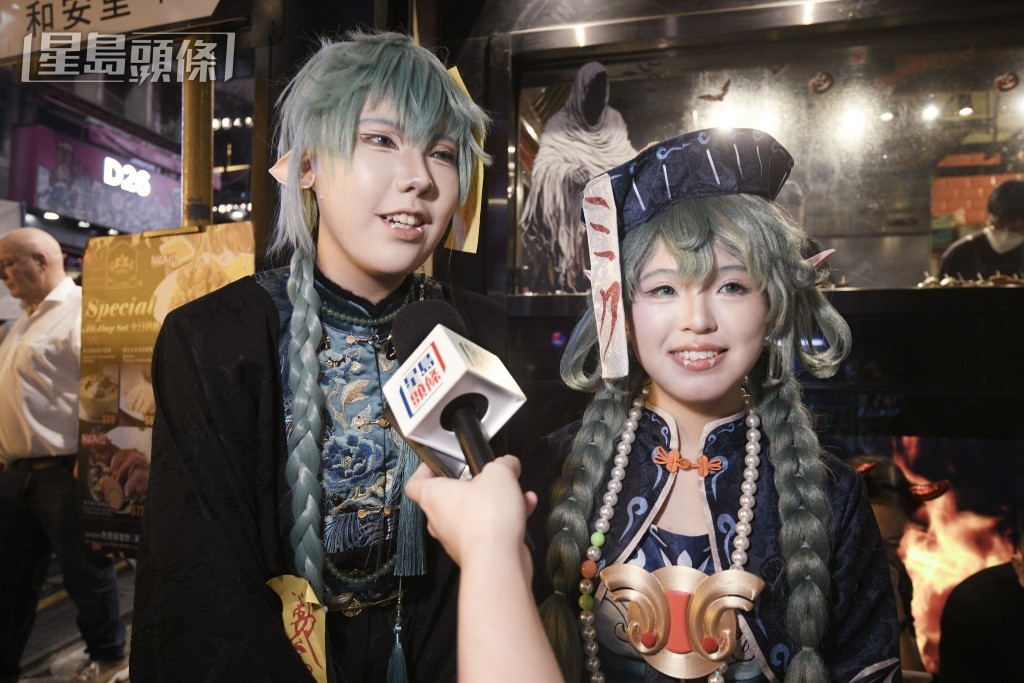 左起:羅小姐、王小姐吸引逾40人要求合照。 左起:羅小姐、王小姐吸引逾40人要求合照。