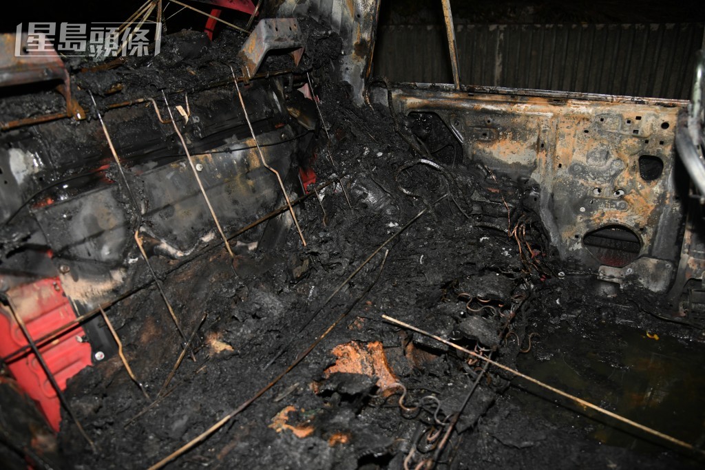 的士嚴重焚毀。黎志偉攝 的士嚴重焚毀。黎志偉攝