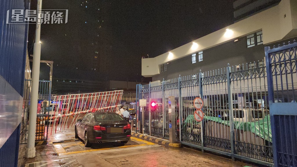寶馬撞向車閘。 寶馬撞向車閘。