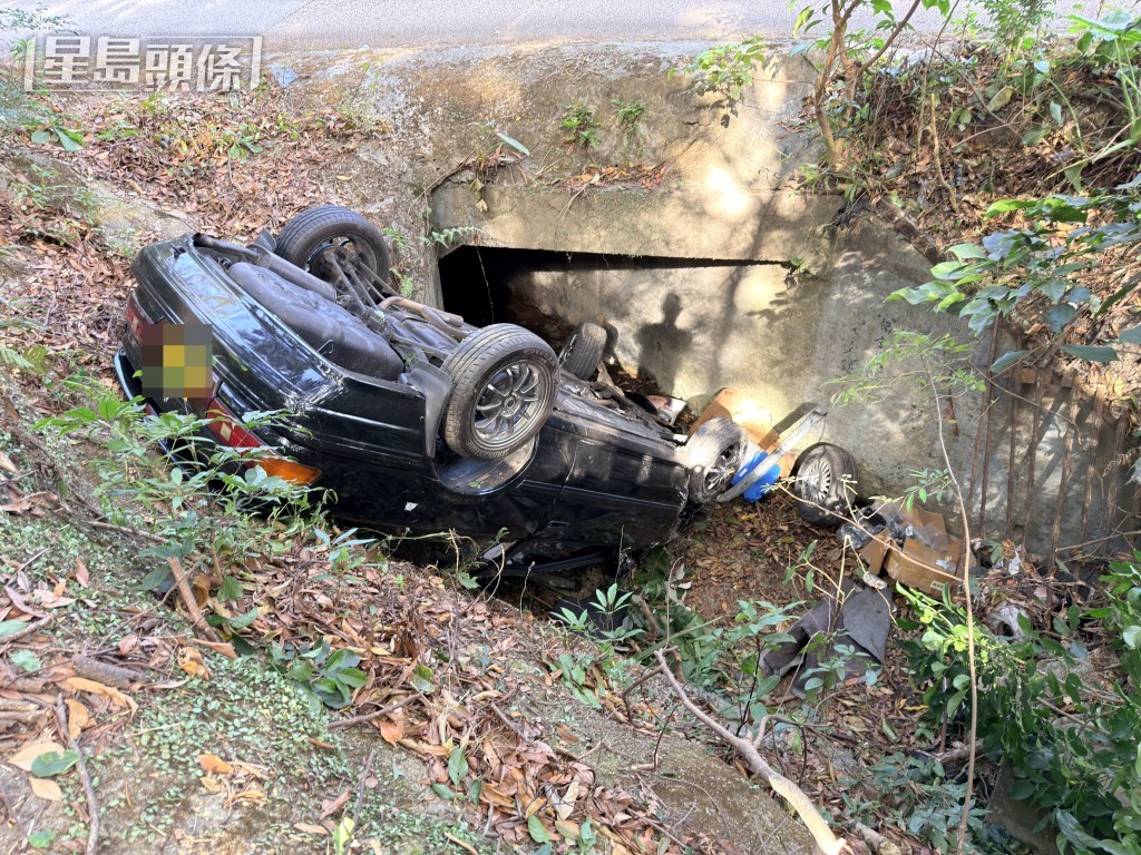 私家車直插約3米深的引水道。
