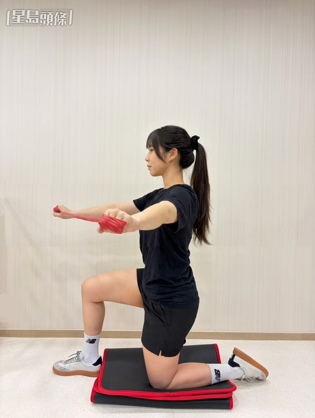 动作3|半跪姿弹力带单手反向飞鸟 起始位置:半跪姿稳定下半身,上半身保持挺直,核心收紧。双手握住弹力带的两端,手臂伸出在胸前。 动作3|半跪姿弹力带单手反向飞鸟 起始位置:半跪姿稳定下半身,上半身保持挺直,核心收紧。双手握住弹力带的两端,手臂伸出在胸前。