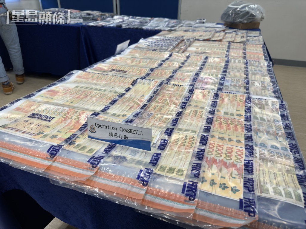 警方檢獲大批證物。梁國峰攝 警方檢獲大批證物。梁國峰攝