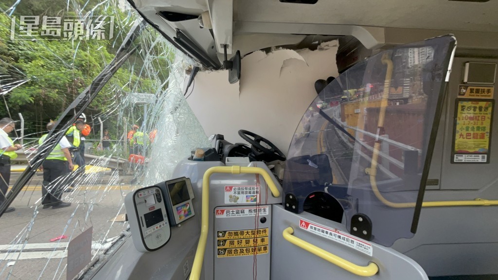 巴士車頭嚴重損毀。 巴士車頭嚴重損毀。