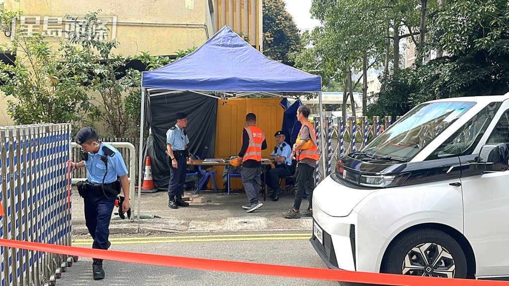 宏福苑設立警崗加強安檢。 宏福苑設立警崗加強安檢。