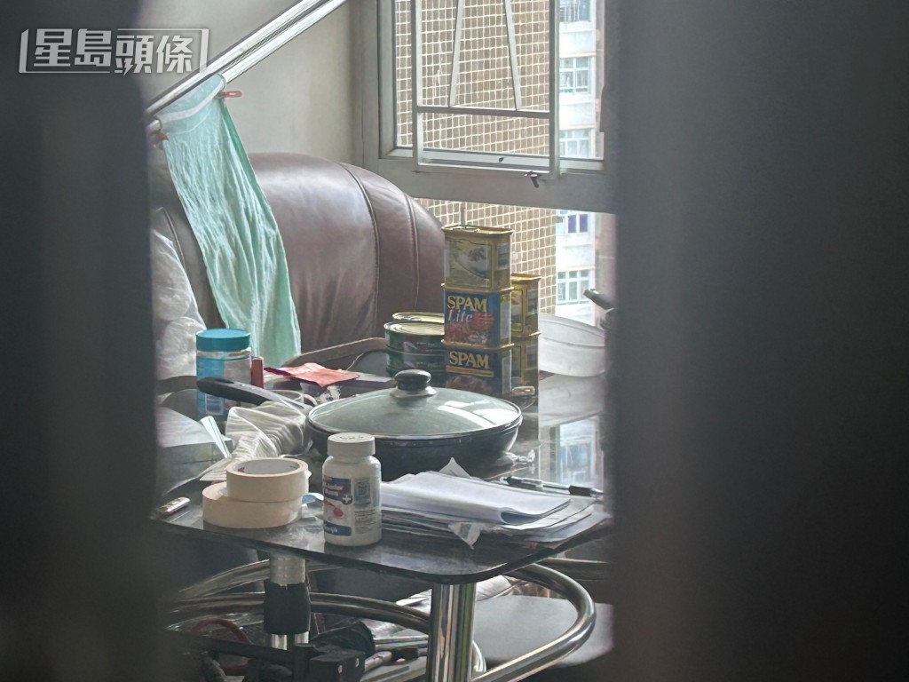 單位內貌曝光,客廳茶几上擺放多罐罐頭。 單位內貌曝光,客廳茶几上擺放多罐罐頭。