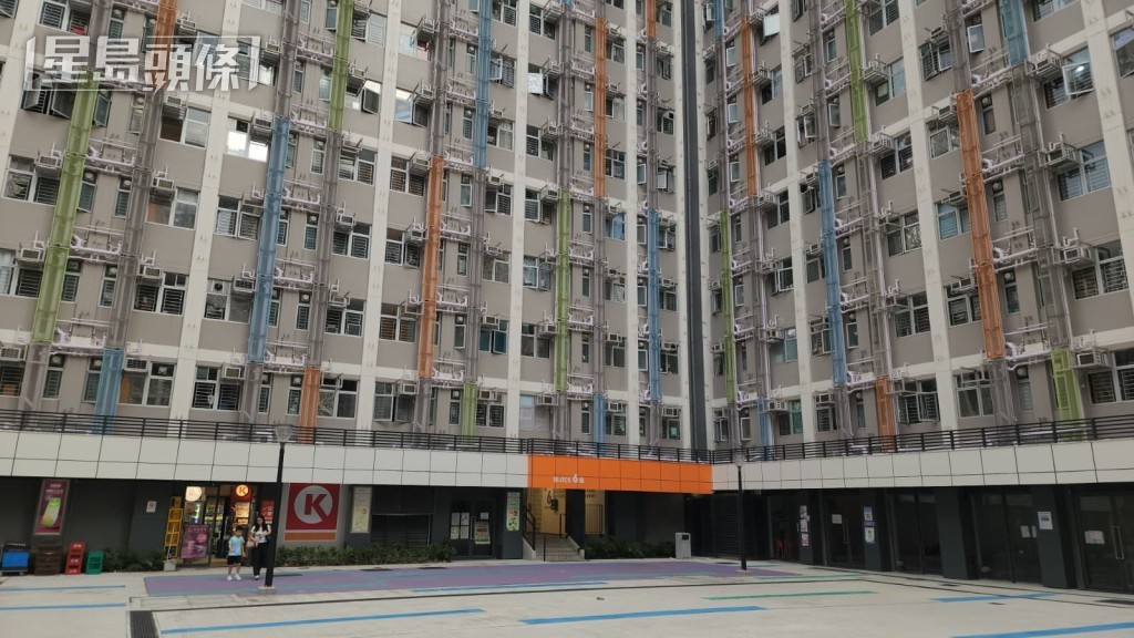 1歲大女嬰在啟德簡約公屋6座單位昏迷,獲送院搶救不治。黎志偉攝 1歲大女嬰在啟德簡約公屋6座單位昏迷,獲送院搶救不治。黎志偉攝