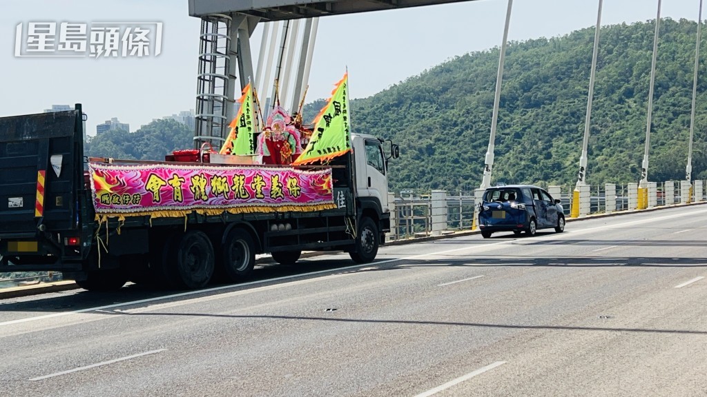 被碎片波及的貨車,正駛往筲箕灣參加譚公誕活動。 被碎片波及的貨車,正駛往筲箕灣參加譚公誕活動。