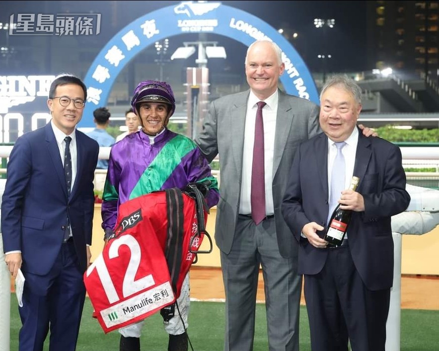 「快搏」馬主鍾建書(右) 與他的兒子鍾韙㻺(左)，也是馬場常客。