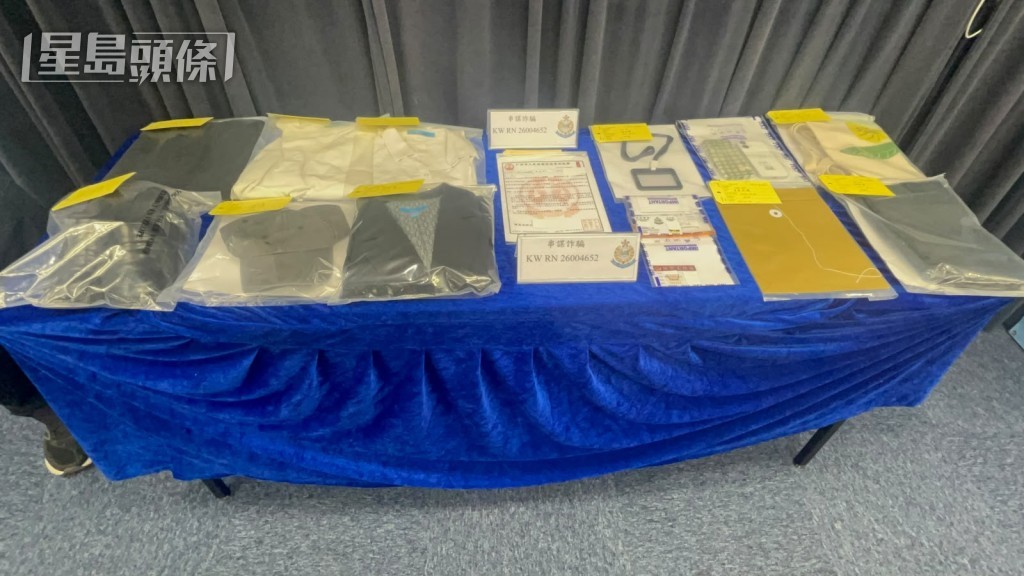警方檢獲大批證物。楊偉亨攝 警方檢獲大批證物。楊偉亨攝