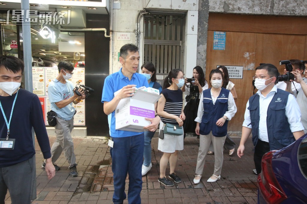 警方在青山道152號一單位內檢獲大批證物,包括一批衣物、漂白水、清潔劑、電飯煲及家具等。 警方在青山道152號一單位內檢獲大批證物,包括一批衣物、漂白水、清潔劑、電飯煲及家具等。