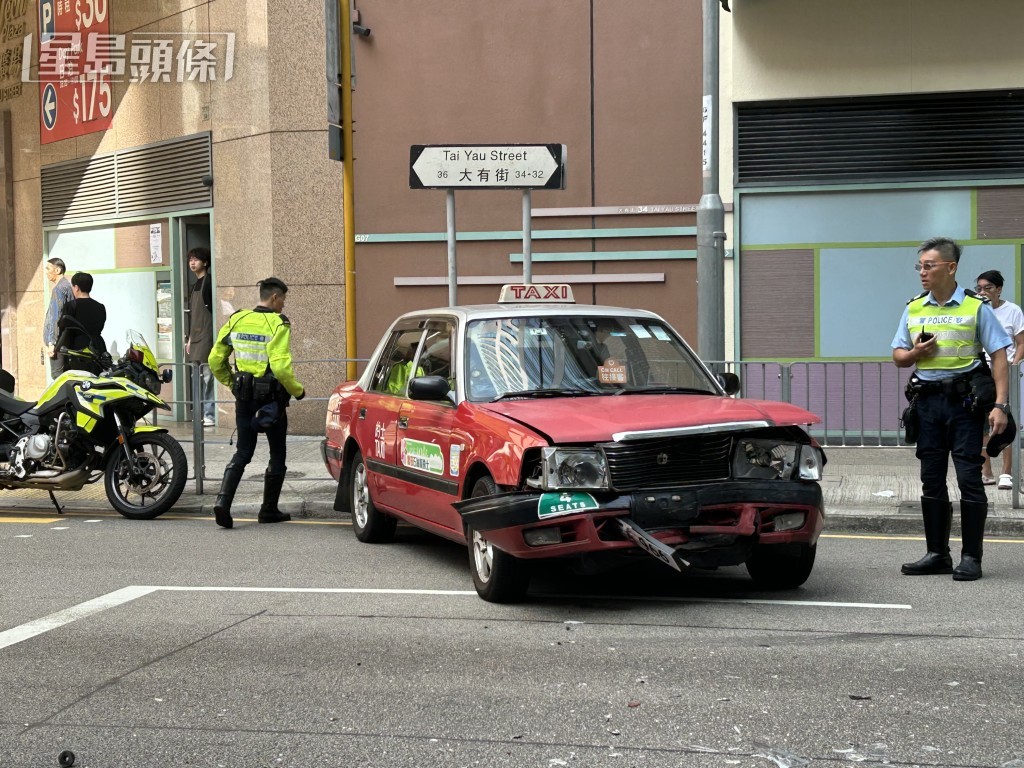 的士車頭損毀。