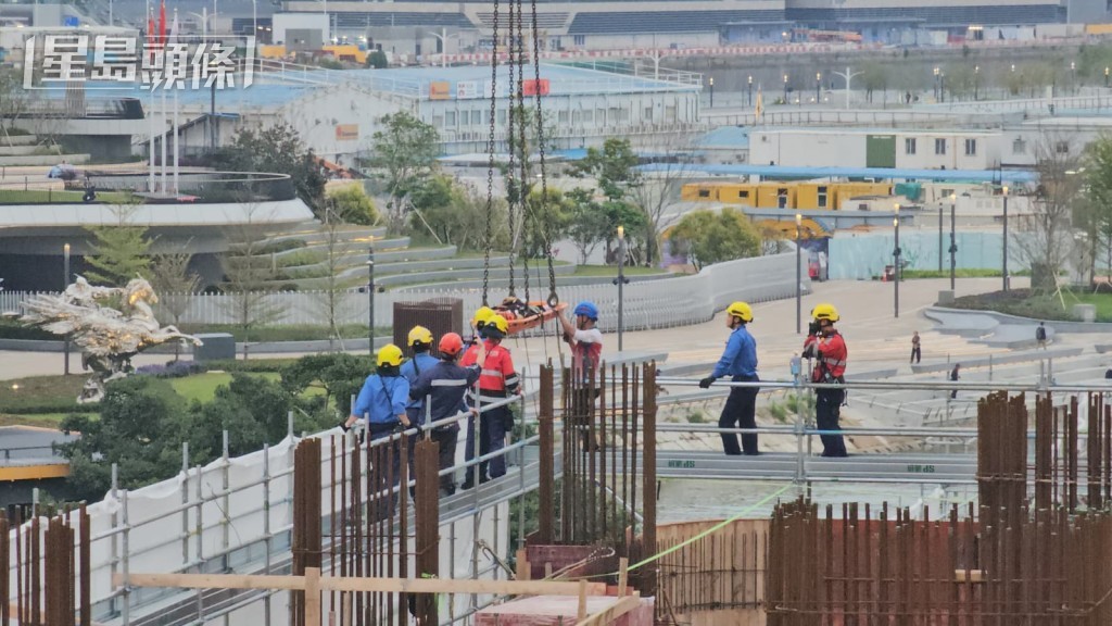 消防出動高空拯救隊，將事主送回地面。