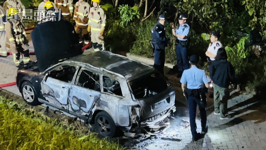 清水灣道行人路一輛私家車焚毀，事件有可疑。蔡楚輝攝