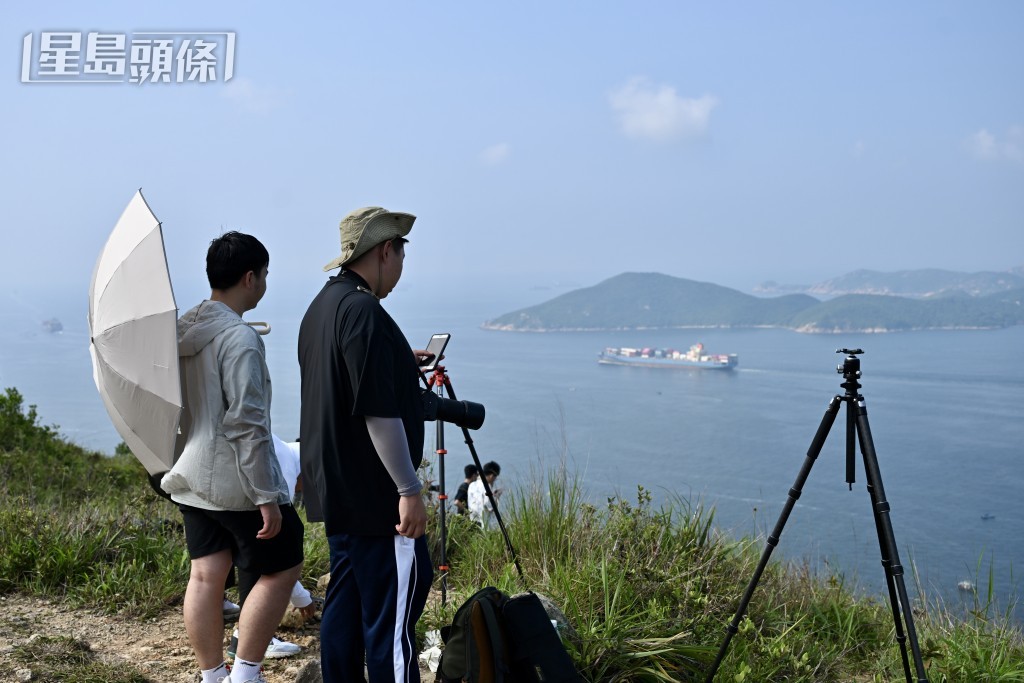 有市民登上玉桂山頂等待山東艦離港。劉駿軒攝 有市民登上玉桂山頂等待山東艦離港。劉駿軒攝