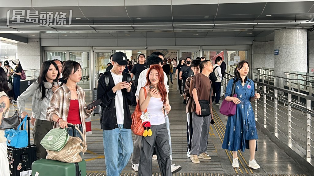內地五一黃金周五日假期開始,大批內地旅客來港旅遊。林思明攝 內地五一黃金周五日假期開始,大批內地旅客來港旅遊。林思明攝