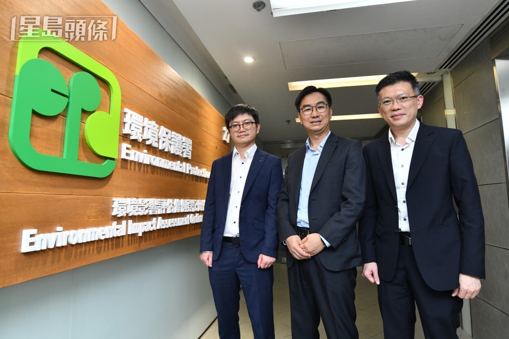 環保署助理署長譚卓偉(中)、路政署總工程師/新界西余秉滔(右)和工程承建商高級項目經理戴栢基(左)均認為新的隔音罩有助夜間修路工程。 環保署助理署長譚卓偉(中)、路政署總工程師/新界西余秉滔(右)和工程承建商高級項目經理戴栢基(左)均認為新的隔音罩有助夜間修路工程。