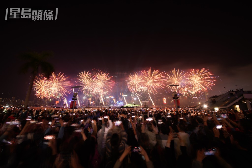 2024年除夕煙花。歐樂年攝 2024年除夕煙花。歐樂年攝
