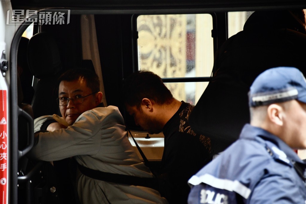 一名男子登上警車協助調查。楊偉亨攝 一名男子登上警車協助調查。楊偉亨攝