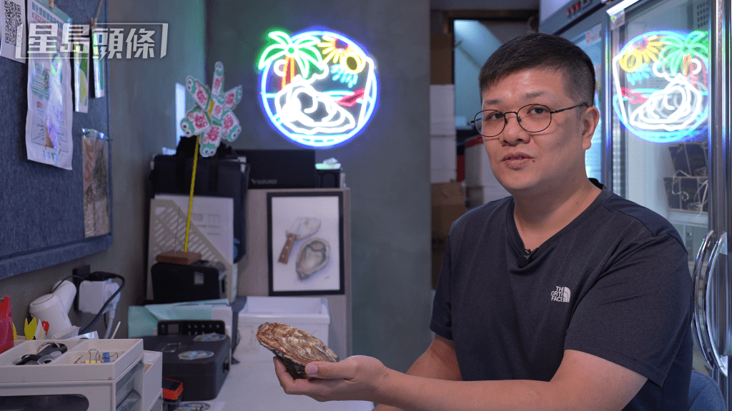 「香港生蠔關注組」的店主 Wilson 教大家如何分辨靚生蠔。