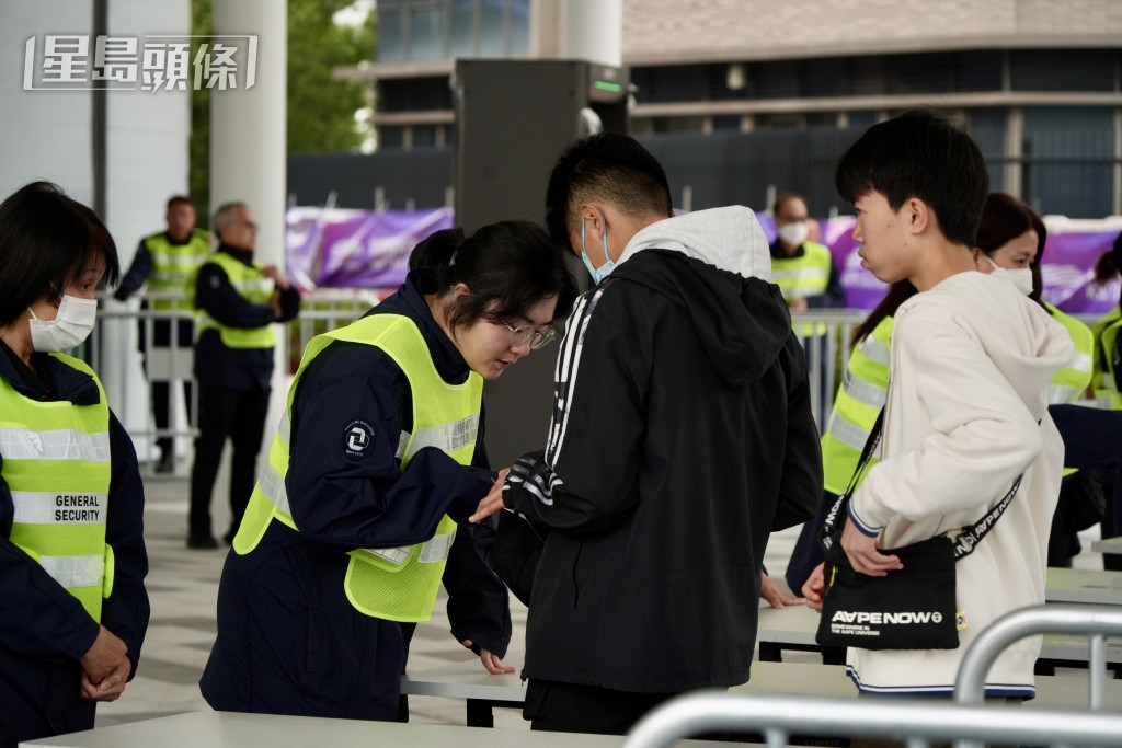 入場觀眾需經過安檢。劉駿軒攝