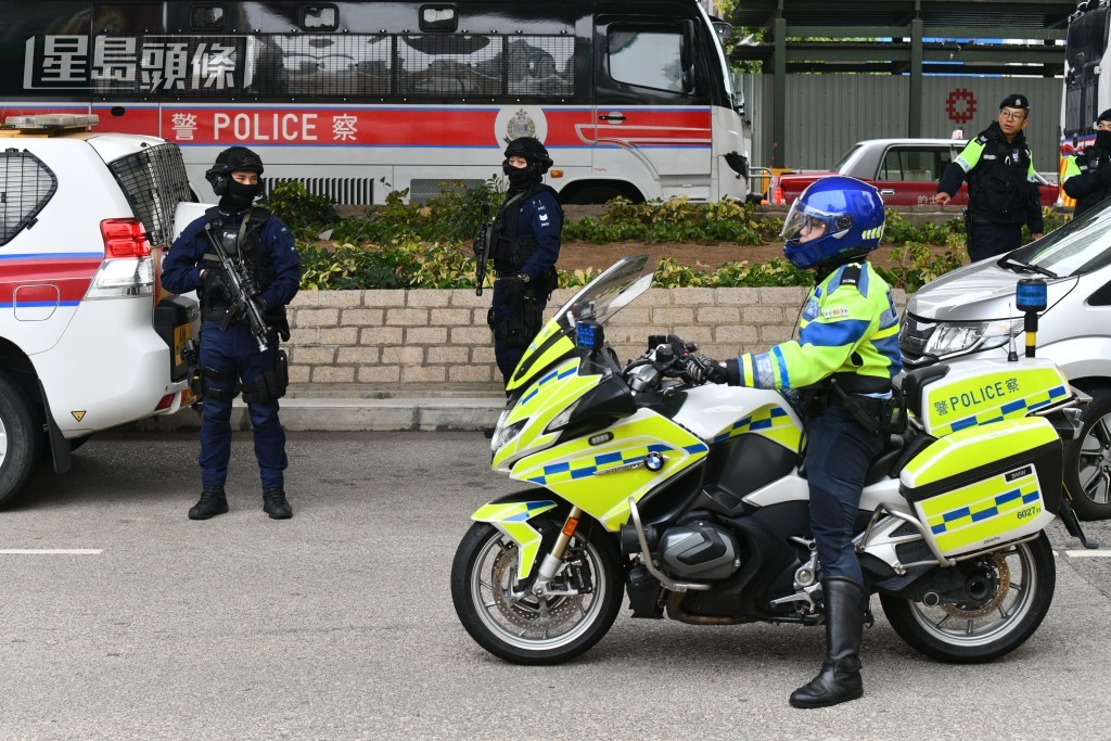 警方在法院外嚴密戒備。盧江球攝 警方在法院外嚴密戒備。盧江球攝