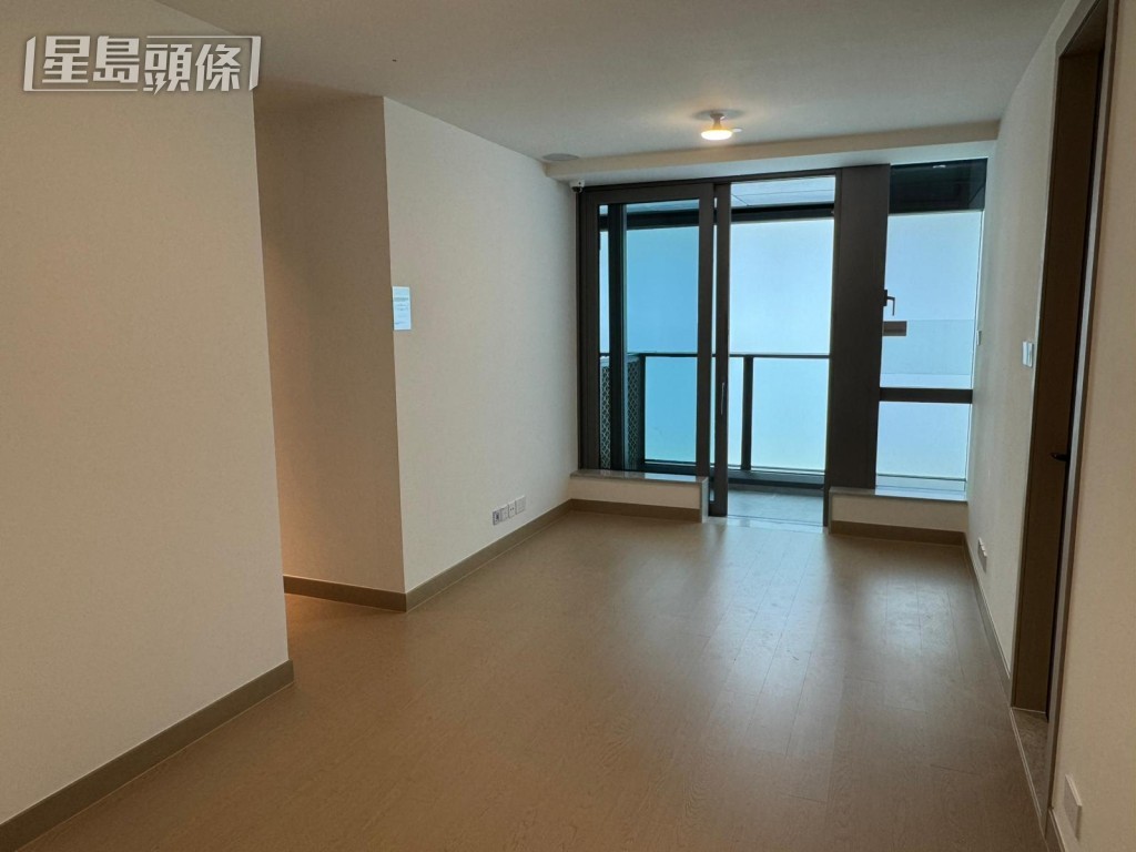 長型客飯廳空間廣闊,外接三合一露台 長型客飯廳空間廣闊,外接三合一露台