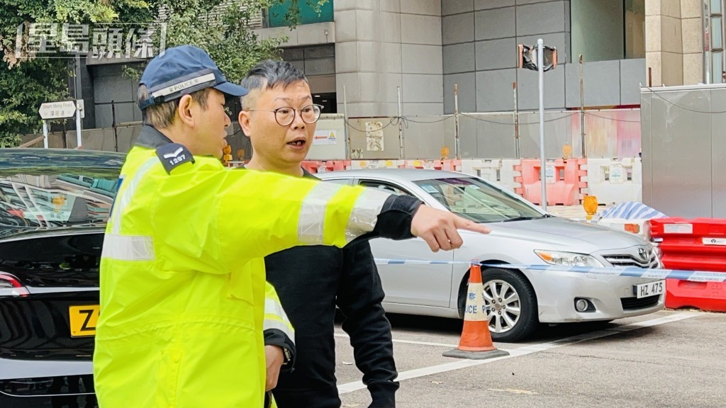 七人車司機在場協助警員調查。