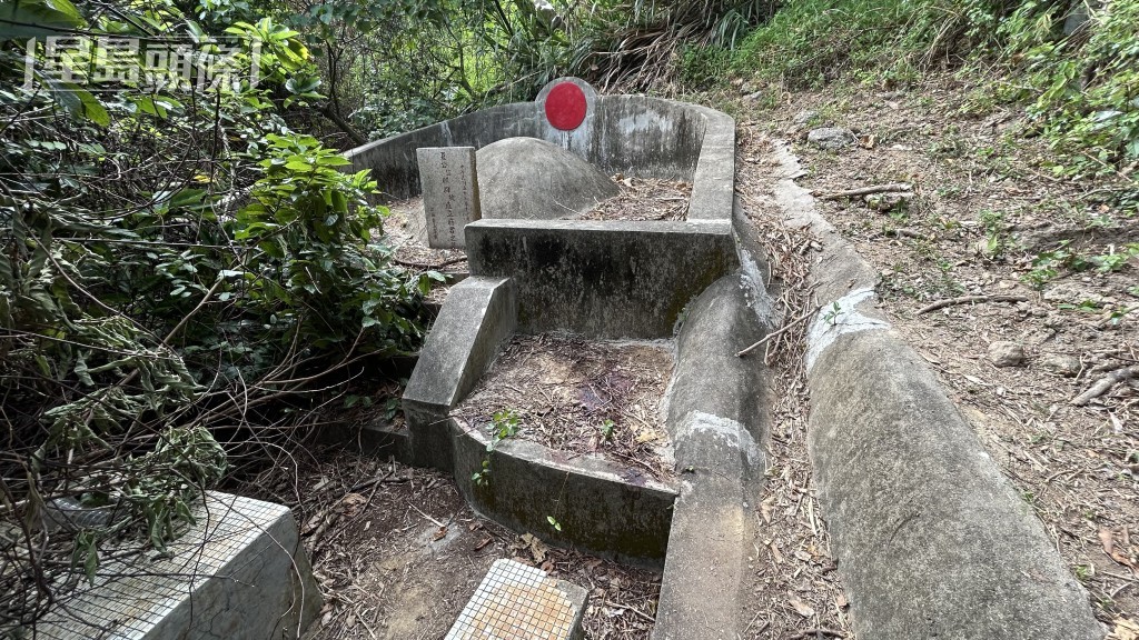 男工倒斃在禪院附近一個墳頭。