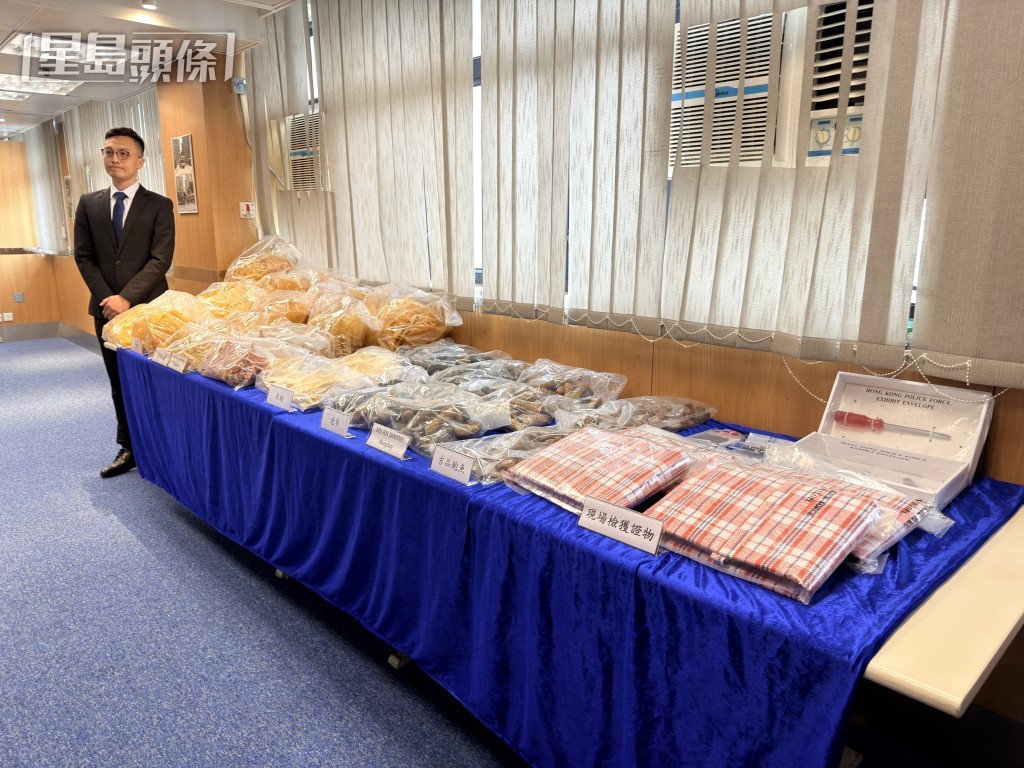 九龍城警區重案組高級督察曾嘉俊展示證物。梁國峰攝 九龍城警區重案組高級督察曾嘉俊展示證物。梁國峰攝