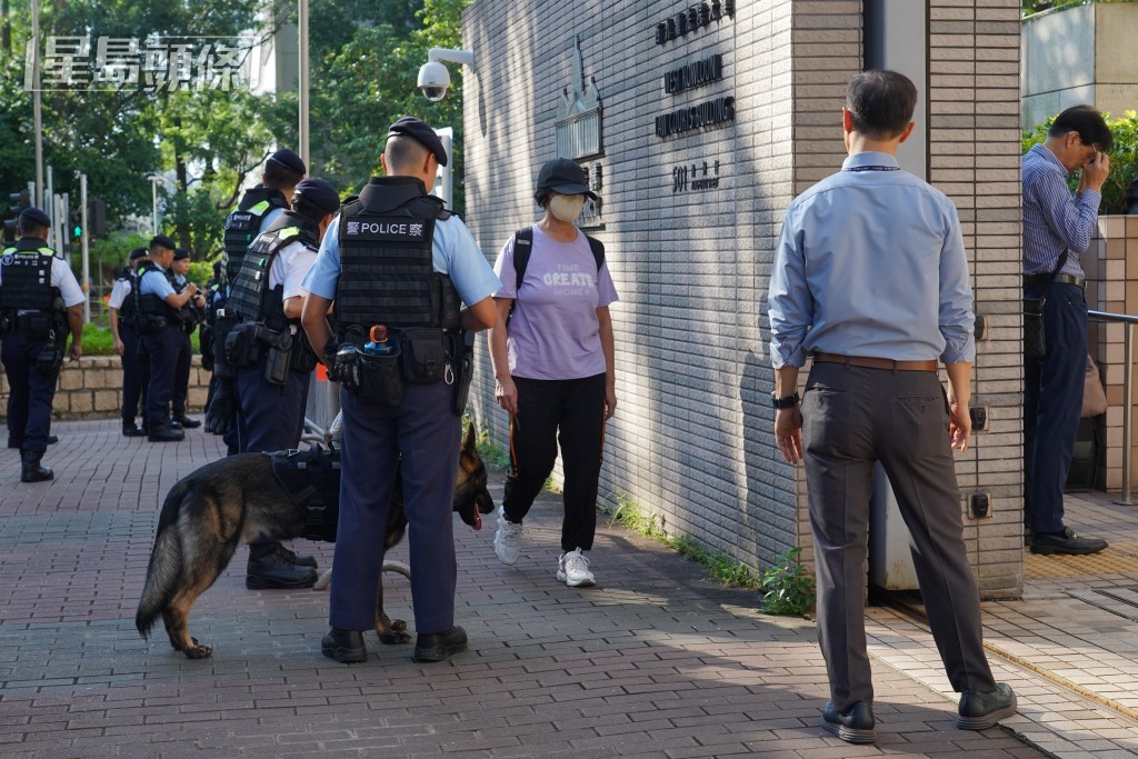 巿民排隊逐一進入法院。葉偉豪攝 巿民排隊逐一進入法院。葉偉豪攝