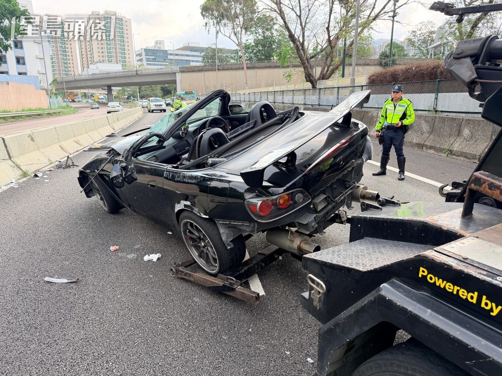 S2000嚴重撞毀。