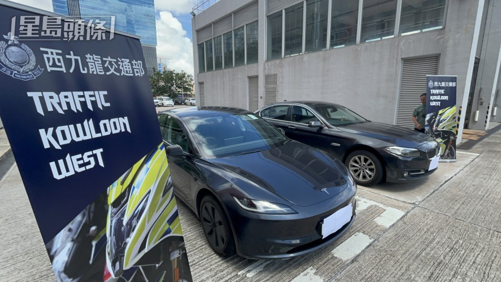警方在西九龍區打擊白牌車,截獲兩輛私家車。楊偉亨攝 警方在西九龍區打擊白牌車,截獲兩輛私家車。楊偉亨攝