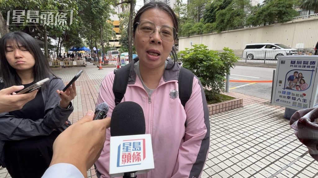 宏泰阁居民朱女士上楼执拾,但指家园损毁严重。蔡楚辉摄 宏泰阁居民朱女士上楼执拾,但指家园损毁严重。蔡楚辉摄