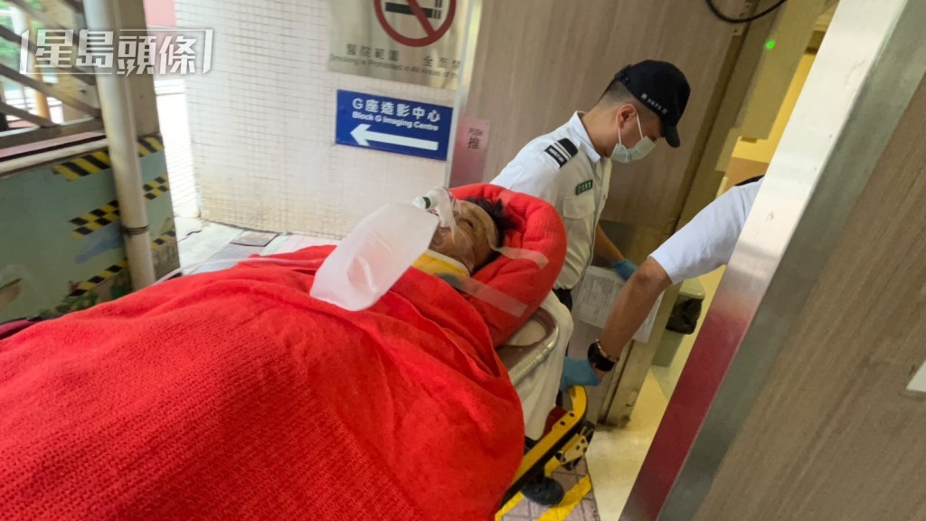 工人墮2米深坑受傷,送院時清醒。蔡楚輝攝 工人墮2米深坑受傷,送院時清醒。蔡楚輝攝