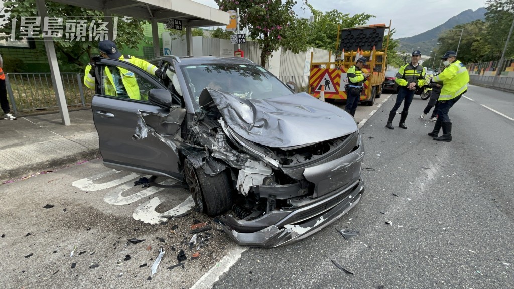 私家車右邊車頭嚴重損毀。
