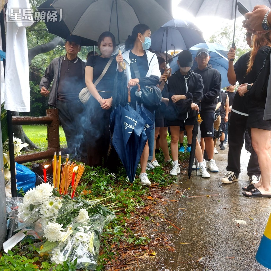 Jason的父母和胞姊等一行約40名親友,冒雨到事發現場進行路祭。曾海帆攝 Jason的父母和胞姊等一行約40名親友,冒雨到事發現場進行路祭。曾海帆攝